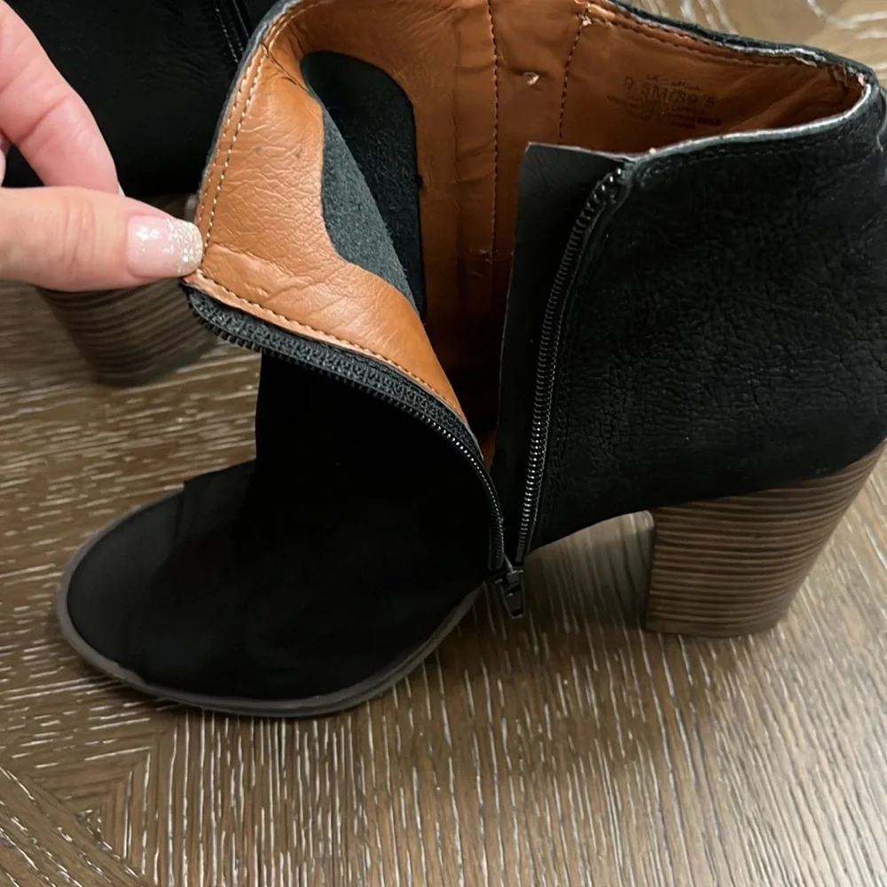 Lucky brand Lamija black leather peep toe heeled ankle booties Size 9.5